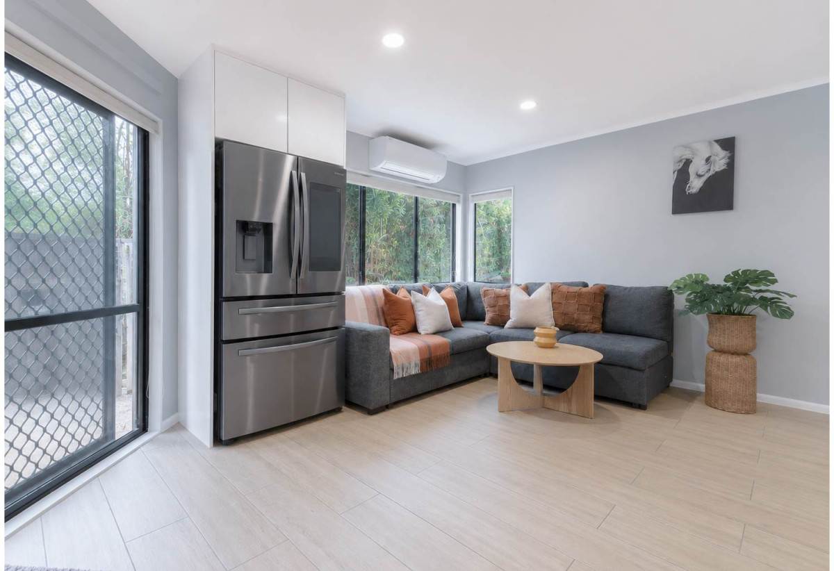 Macleans College zone, 538m2 section, 3 beds + study room 2 baths house with double garage, close to schools, beaches, golf club, shops, 0.5 km to Macleans College, 0.7 km to Macleans Primary School, 0.8 km to Bucklands Beach Intermediate, 113A Macleans Road, Bucklands Beach, Auckland