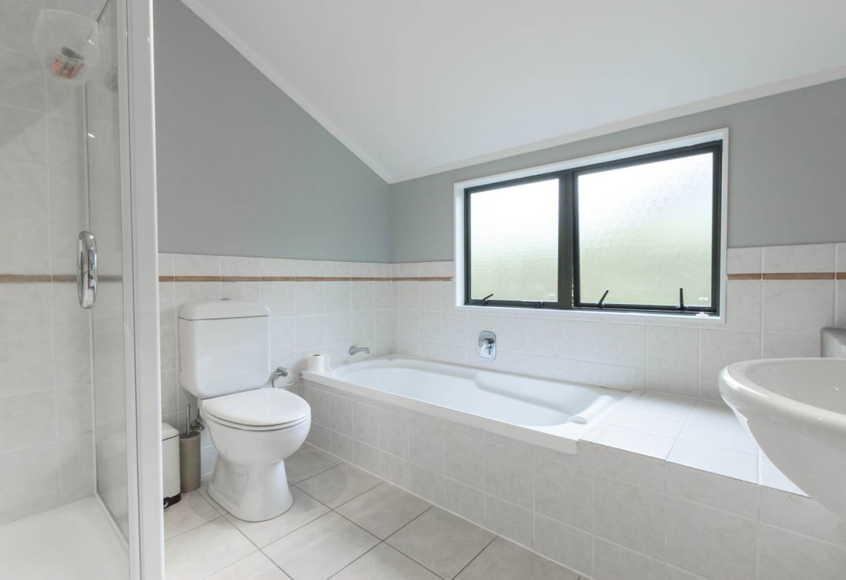 Macleans College zone, 538m2 section, 3 beds + study room 2 baths house with double garage, close to schools, beaches, golf club, shops, 0.5 km to Macleans College, 0.7 km to Macleans Primary School, 0.8 km to Bucklands Beach Intermediate, 113A Macleans Road, Bucklands Beach, Auckland