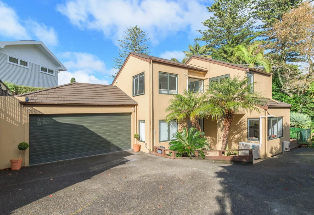 Macleans College zone, 538m2 section, 3 beds + study room 2 baths house with double garage, close to schools, beaches, golf club, shops, 0.5 km to Macleans College, 0.7 km to Macleans Primary School, 0.8 km to Bucklands Beach Intermediate, 113A Macleans Road, Bucklands Beach, Auckland