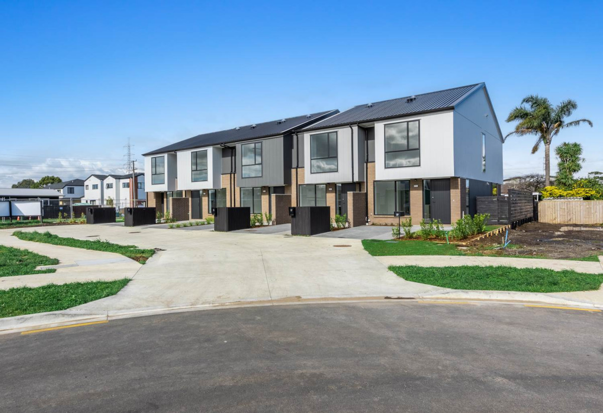 3 beds 1 bath home with car park, close to schools, shops, super markets, motorway access, 0.5 km to Takanini School, 15 Paapaakiri Loop, Takanini, Auckland