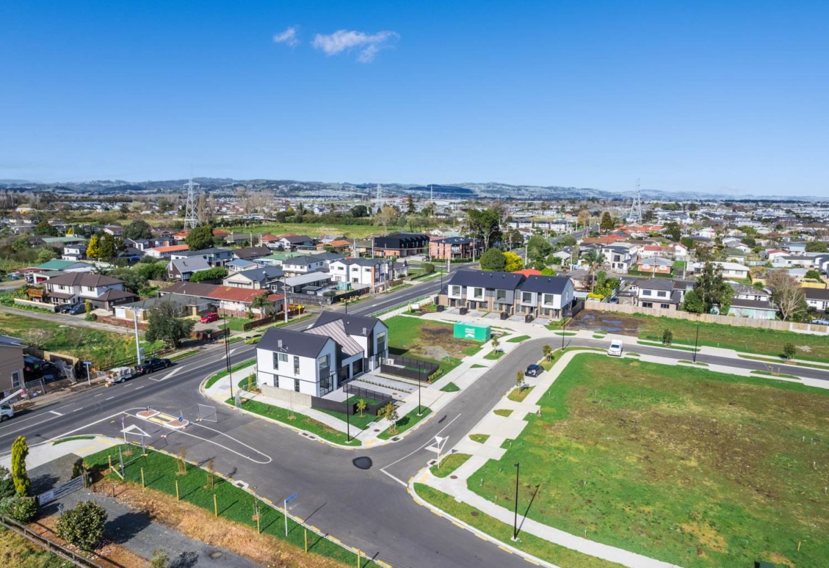 3 beds 1 bath home with car park, close to schools, shops, super markets, motorway access, 0.5 km to Takanini School, 15 Paapaakiri Loop, Takanini, Auckland