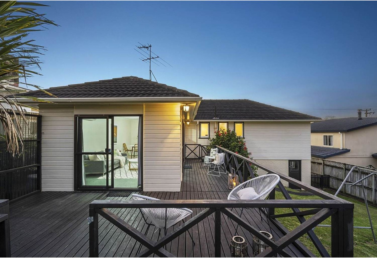 809m2 section, 4 beds 1 bath house with garage, close to schools, shops, parks, 0.7 km to Henderson School, 67 McLeod Road, Te Atatu South, Auckland