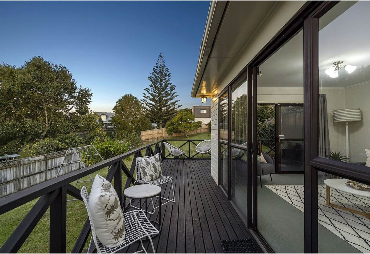 809m2 section, 4 beds 1 bath house with garage, close to schools, shops, parks, 0.7 km to Henderson School, 67 McLeod Road, Te Atatu South, Auckland
