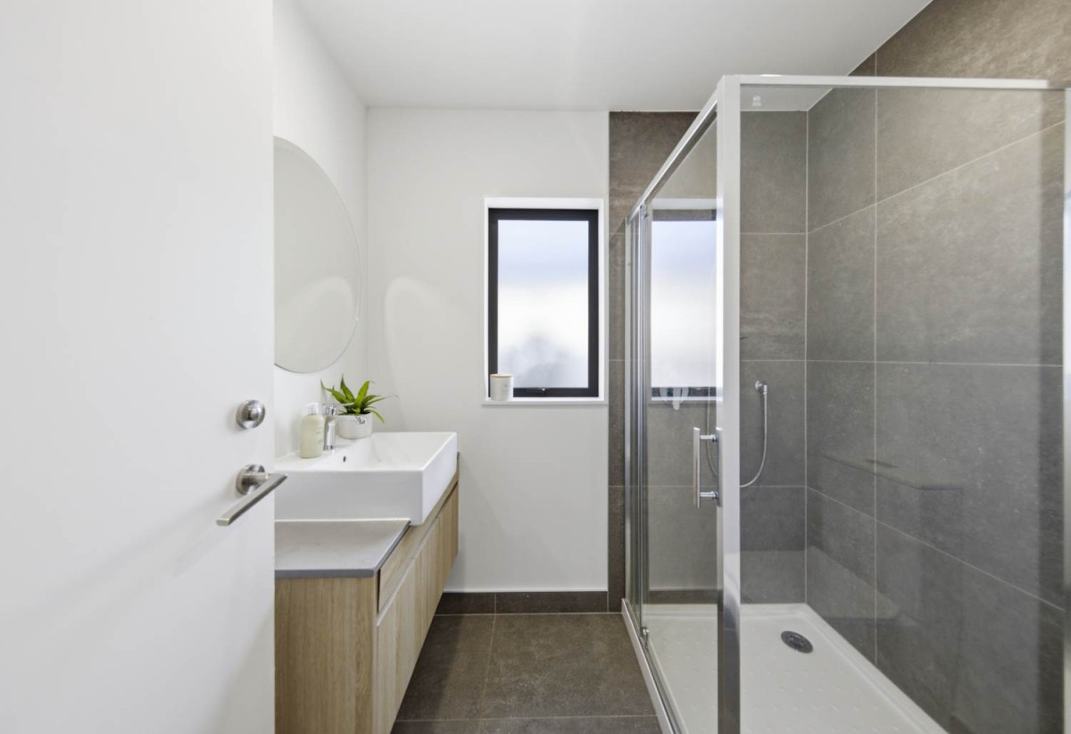 Freehold 3 beds 2.5 baths Duplex home with garage, close to schools, shops, reserves, 0.3 km to Avondale Primary School (Auckland), 0.5 km to Avondale Intermediate, 0.6 km to Avondale College, 7D Walsall Street, Avondale, Auckland