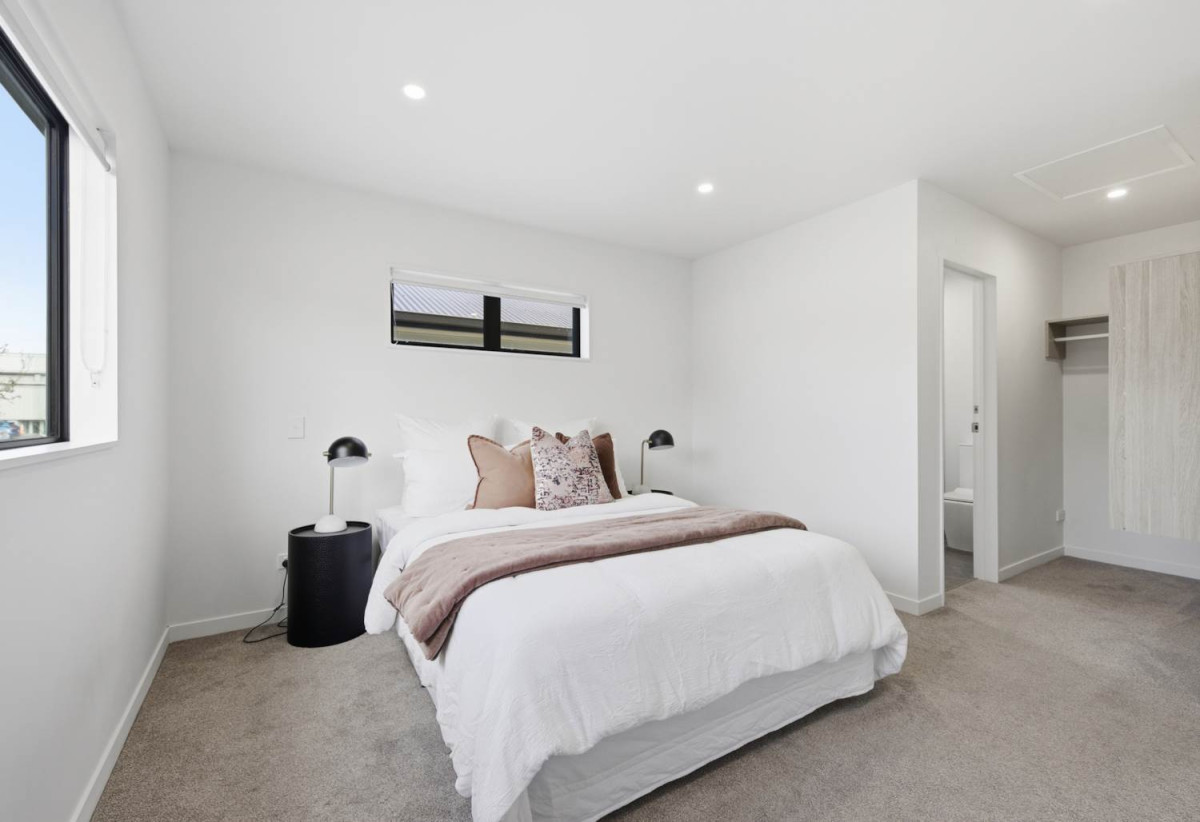 Freehold 3 beds 2.5 baths Duplex home with garage, close to schools, shops, reserves, 0.3 km to Avondale Primary School (Auckland), 0.5 km to Avondale Intermediate, 0.6 km to Avondale College, 7D Walsall Street, Avondale, Auckland