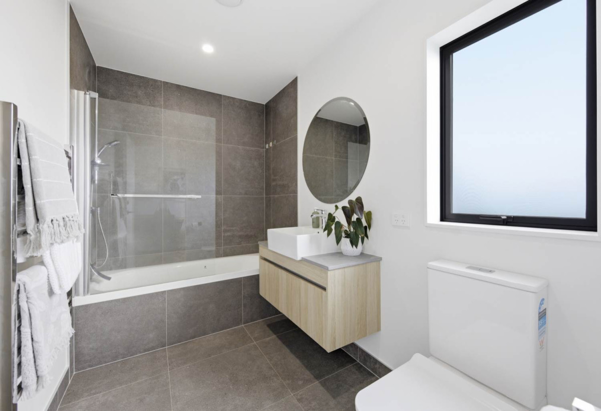 Freehold 3 beds 2.5 baths Duplex home with garage, close to schools, shops, reserves, 0.3 km to Avondale Primary School (Auckland), 0.5 km to Avondale Intermediate, 0.6 km to Avondale College, 7D Walsall Street, Avondale, Auckland