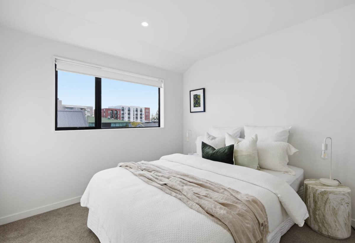 Freehold 3 beds 2.5 baths Duplex home with garage, close to schools, shops, reserves, 0.3 km to Avondale Primary School (Auckland), 0.5 km to Avondale Intermediate, 0.6 km to Avondale College, 7D Walsall Street, Avondale, Auckland