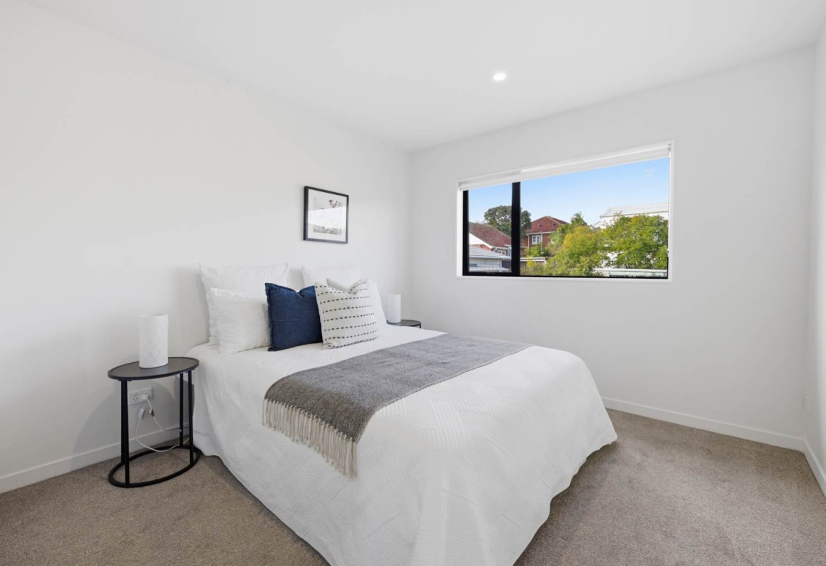 Freehold 3 beds 2.5 baths Duplex home with garage, close to schools, shops, reserves, 0.3 km to Avondale Primary School (Auckland), 0.5 km to Avondale Intermediate, 0.6 km to Avondale College, 7D Walsall Street, Avondale, Auckland