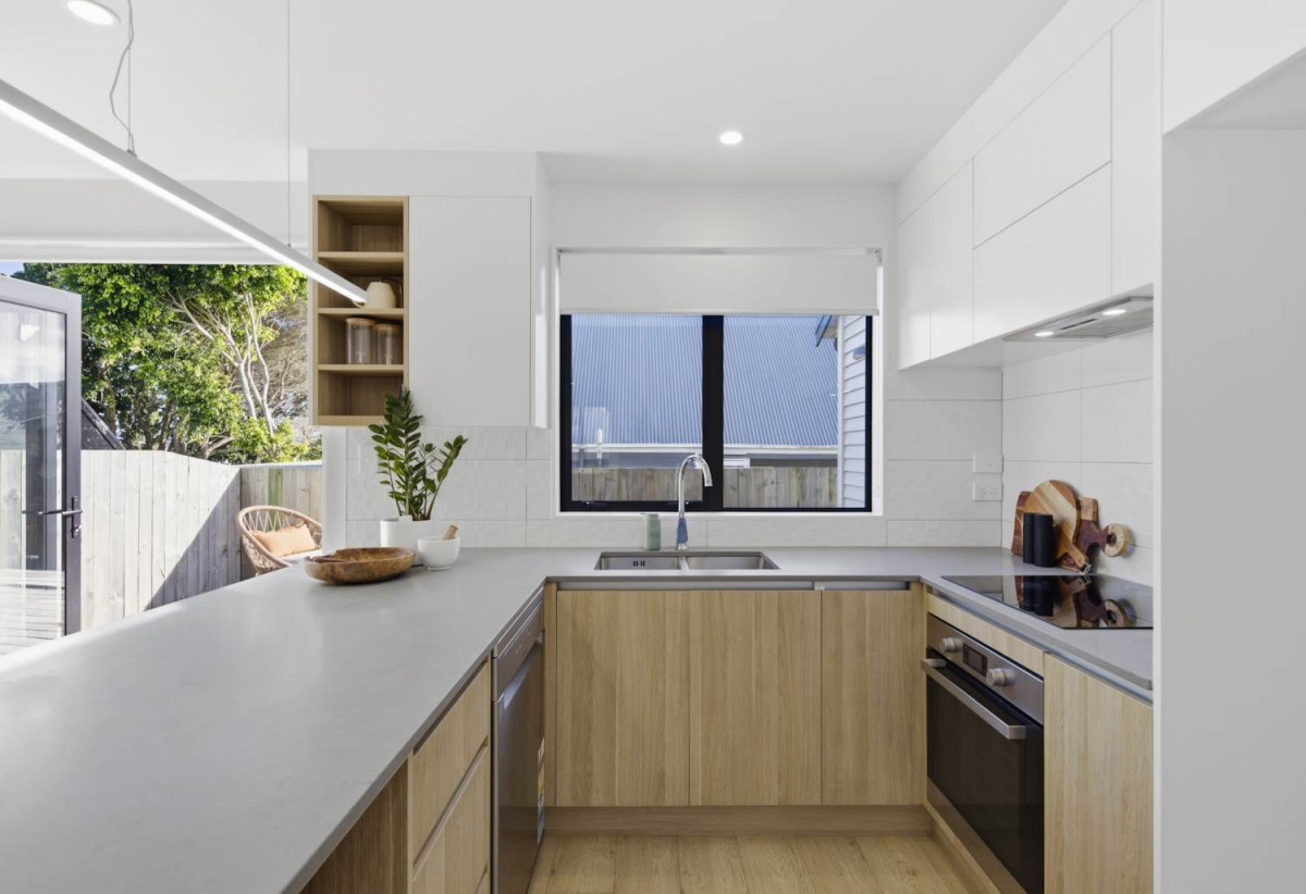 Freehold 3 beds 2.5 baths Duplex home with garage, close to schools, shops, reserves, 0.3 km to Avondale Primary School (Auckland), 0.5 km to Avondale Intermediate, 0.6 km to Avondale College, 7D Walsall Street, Avondale, Auckland