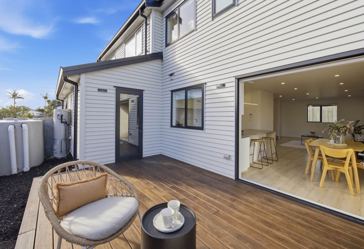 Freehold 3 beds 2.5 baths Duplex home with garage, close to schools, shops, reserves, 0.3 km to Avondale Primary School (Auckland), 0.5 km to Avondale Intermediate, 0.6 km to Avondale College, 7D Walsall Street, Avondale, Auckland