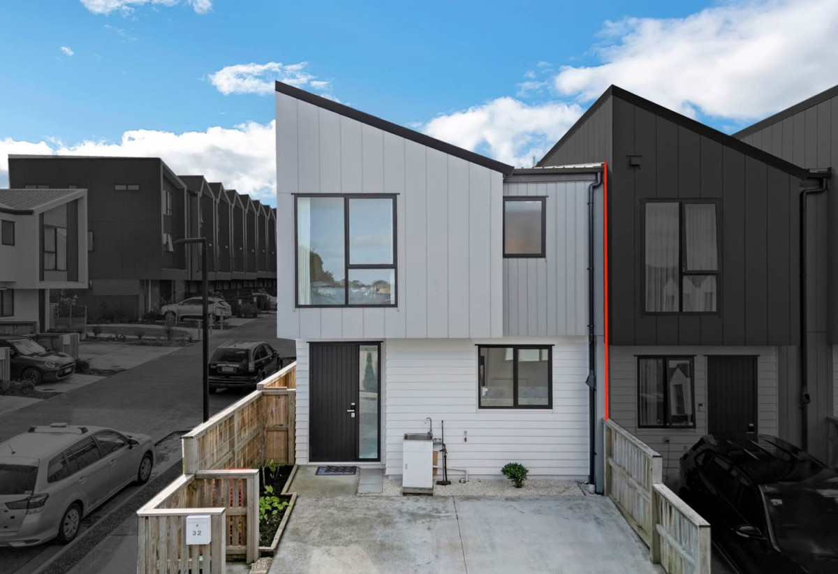 Vendor Has Moved On – Must Sell, 3 beds 2.5 baths townhouse with 2 car parks, close to Manukau shopping centre, 0.5 km to Wiri Central School, 32 Waipuhinui Way, Wiri, Auckland