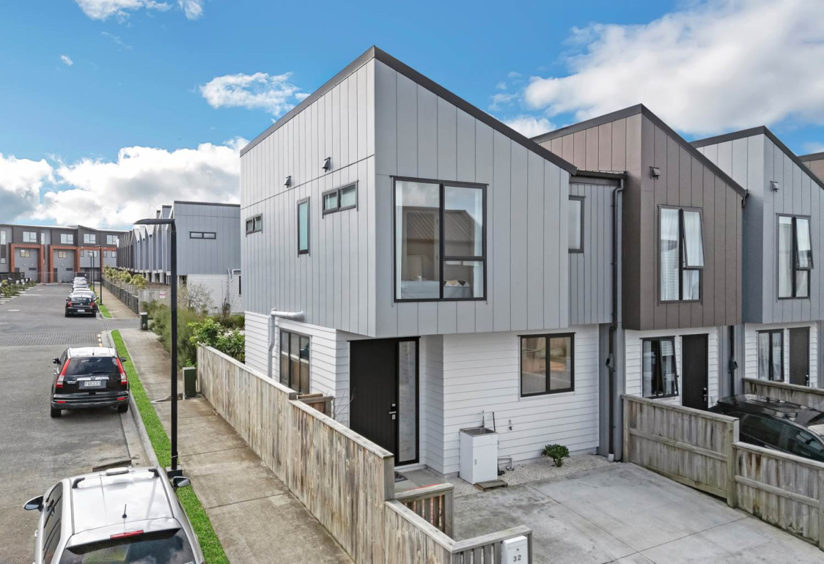 Vendor Has Moved On – Must Sell, 3 beds 2.5 baths townhouse with 2 car parks, close to Manukau shopping centre, 0.5 km to Wiri Central School, 32 Waipuhinui Way, Wiri, Auckland