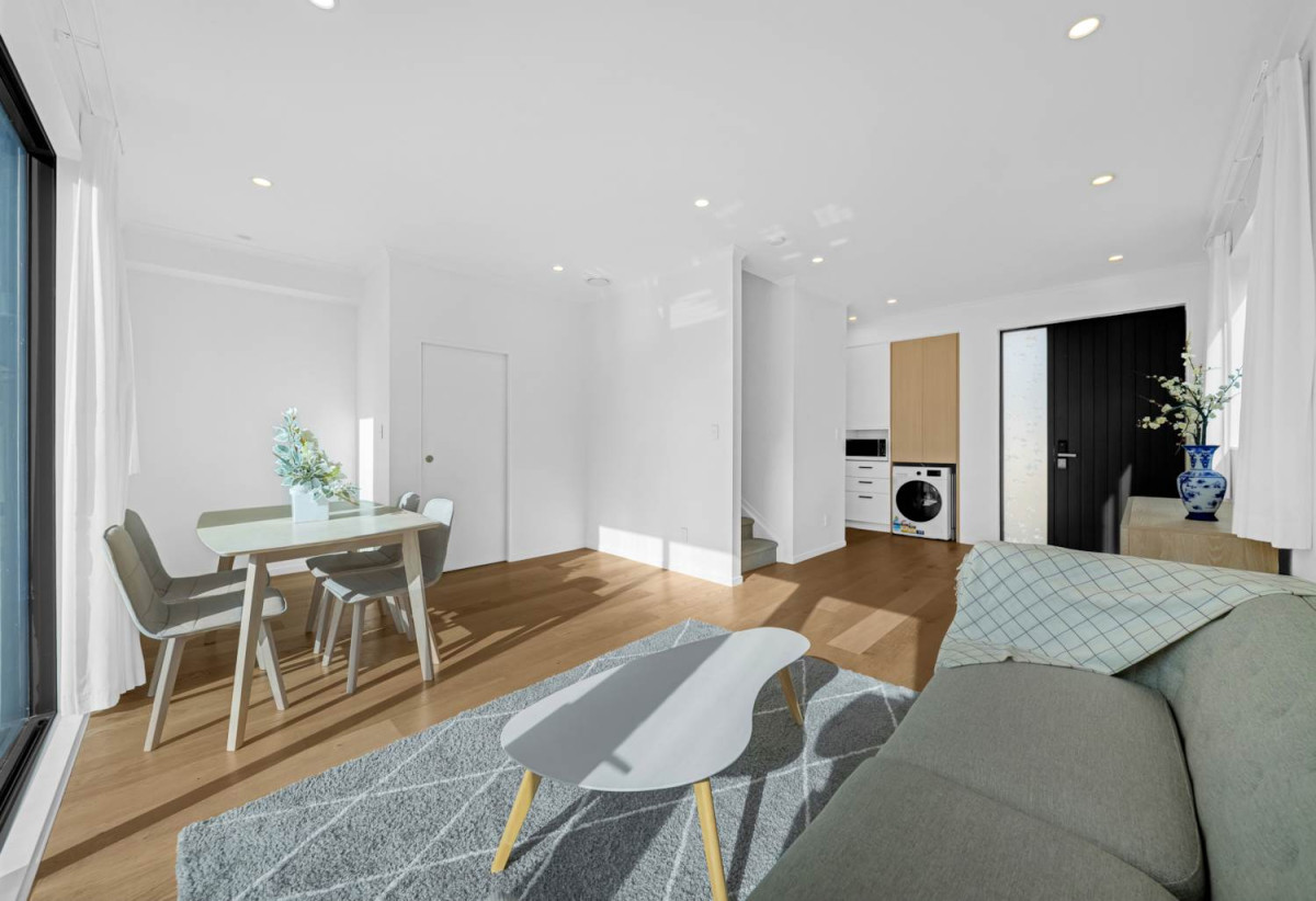 Vendor Has Moved On – Must Sell, 3 beds 2.5 baths townhouse with 2 car parks, close to Manukau shopping centre, 0.5 km to Wiri Central School, 32 Waipuhinui Way, Wiri, Auckland