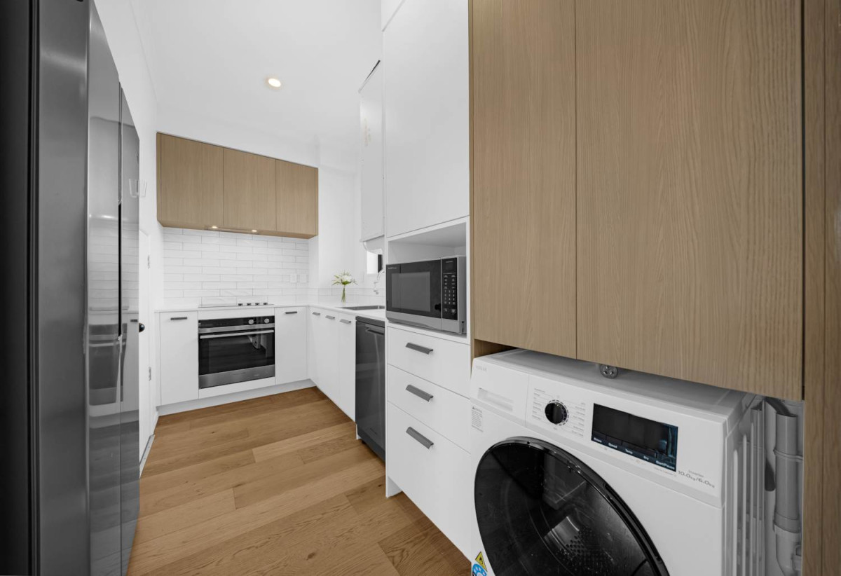 Vendor Has Moved On – Must Sell, 3 beds 2.5 baths townhouse with 2 car parks, close to Manukau shopping centre, 0.5 km to Wiri Central School, 32 Waipuhinui Way, Wiri, Auckland