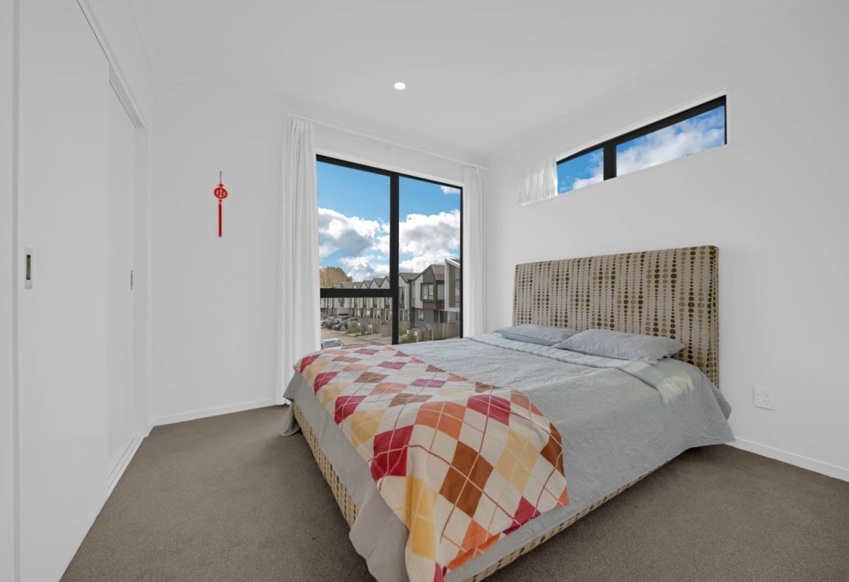 Vendor Has Moved On – Must Sell, 3 beds 2.5 baths townhouse with 2 car parks, close to Manukau shopping centre, 0.5 km to Wiri Central School, 32 Waipuhinui Way, Wiri, Auckland