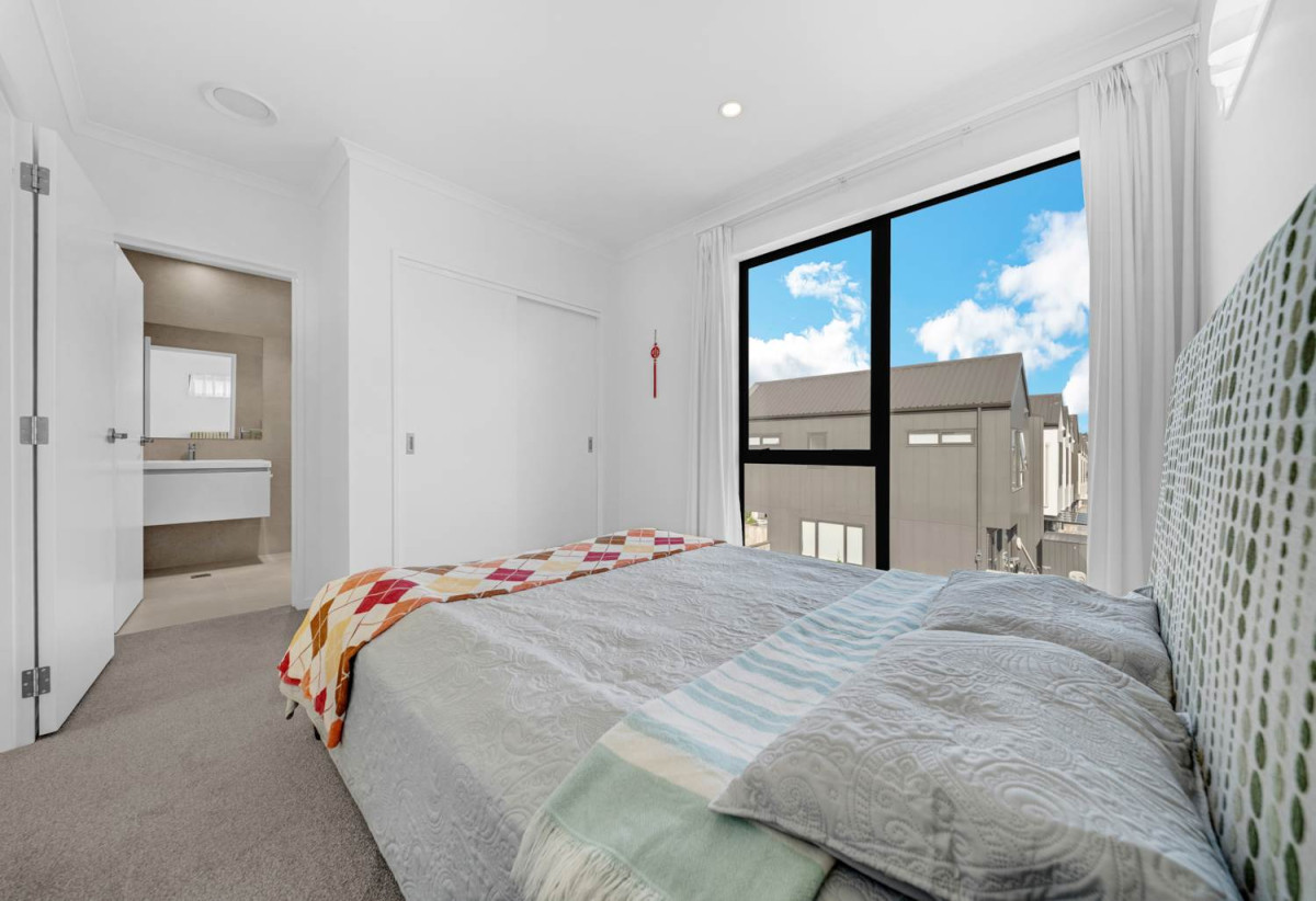 Vendor Has Moved On – Must Sell, 3 beds 2.5 baths townhouse with 2 car parks, close to Manukau shopping centre, 0.5 km to Wiri Central School, 32 Waipuhinui Way, Wiri, Auckland