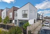 Vendor Has Moved On – Must Sell, 3 beds 2.5 baths townhouse with 2 car parks, close to Manukau shopping centre, 0.5 km to Wiri Central School, 32 Waipuhinui Way, Wiri, Auckland
