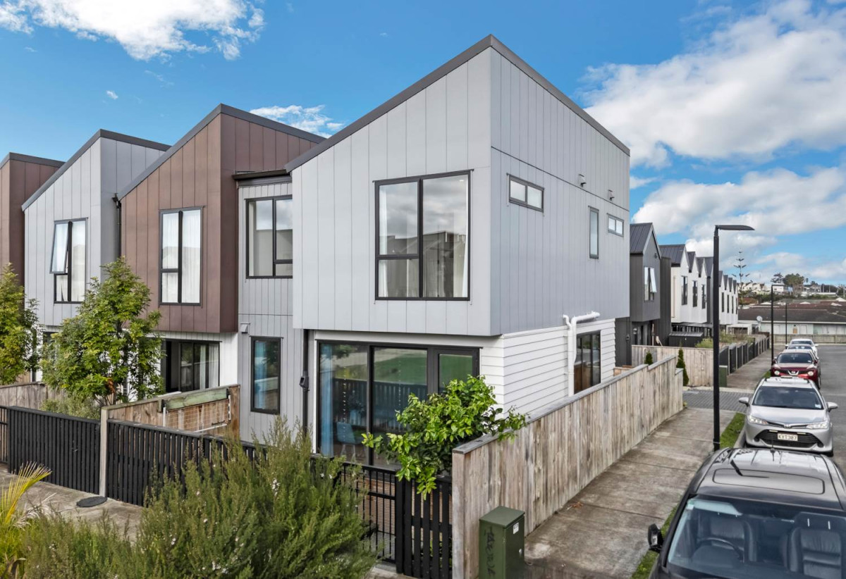 Vendor Has Moved On – Must Sell, 3 beds 2.5 baths townhouse with 2 car parks, close to Manukau shopping centre, 0.5 km to Wiri Central School, 32 Waipuhinui Way, Wiri, Auckland