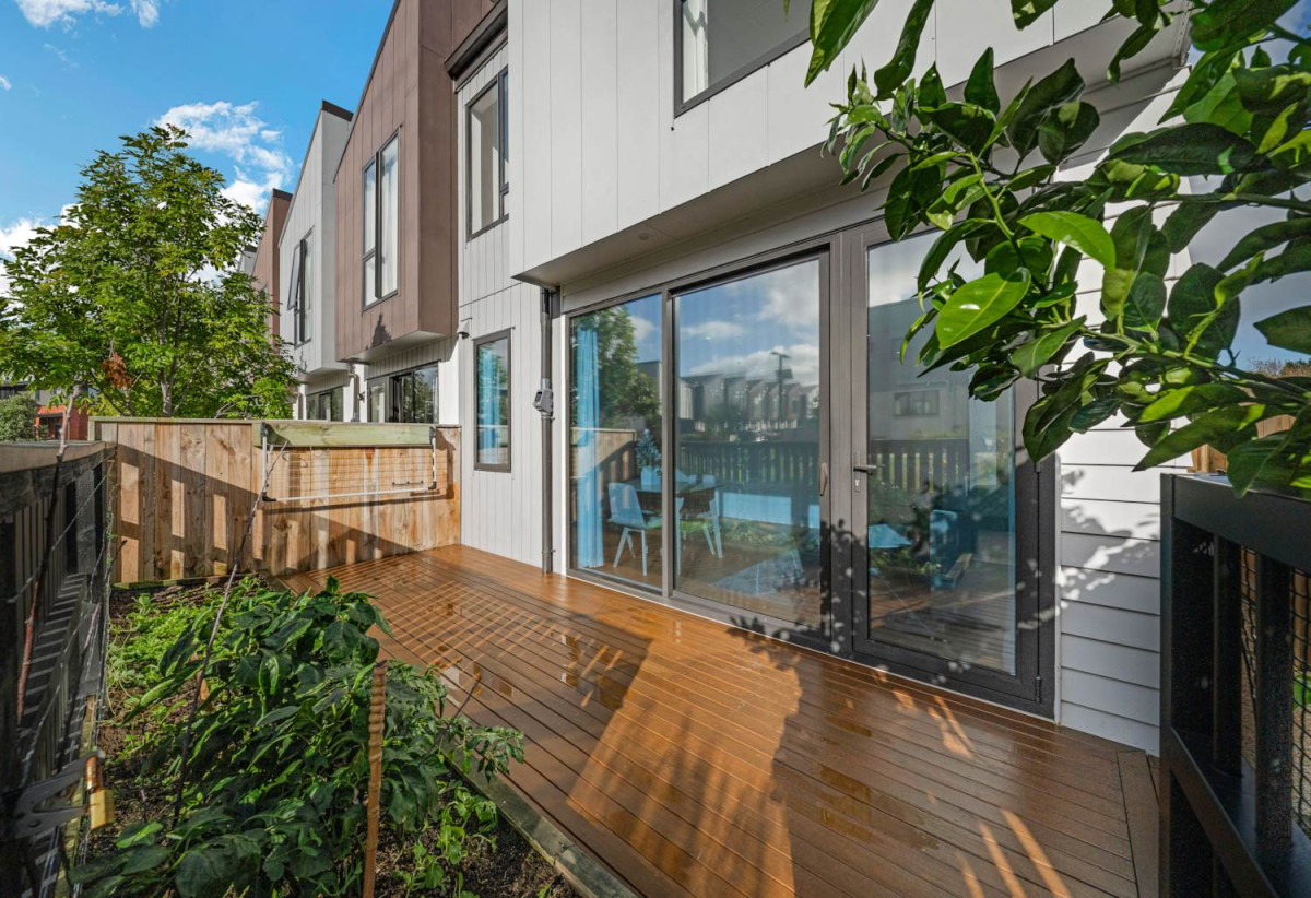 Vendor Has Moved On – Must Sell, 3 beds 2.5 baths townhouse with 2 car parks, close to Manukau shopping centre, 0.5 km to Wiri Central School, 32 Waipuhinui Way, Wiri, Auckland