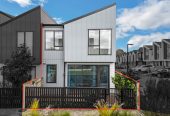 Vendor Has Moved On – Must Sell, 3 beds 2.5 baths townhouse with 2 car parks, close to Manukau shopping centre, 0.5 km to Wiri Central School, 32 Waipuhinui Way, Wiri, Auckland