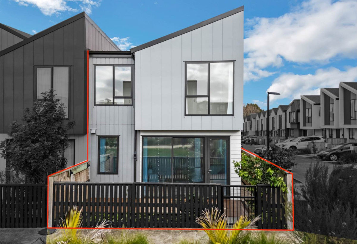 Vendor Has Moved On – Must Sell, 3 beds 2.5 baths townhouse with 2 car parks, close to Manukau shopping centre, 0.5 km to Wiri Central School, 32 Waipuhinui Way, Wiri, Auckland