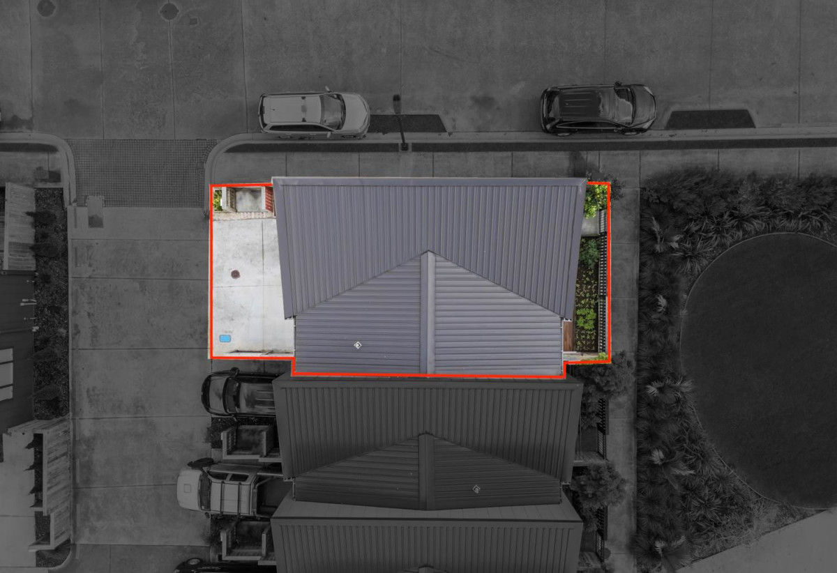 Vendor Has Moved On – Must Sell, 3 beds 2.5 baths townhouse with 2 car parks, close to Manukau shopping centre, 0.5 km to Wiri Central School, 32 Waipuhinui Way, Wiri, Auckland