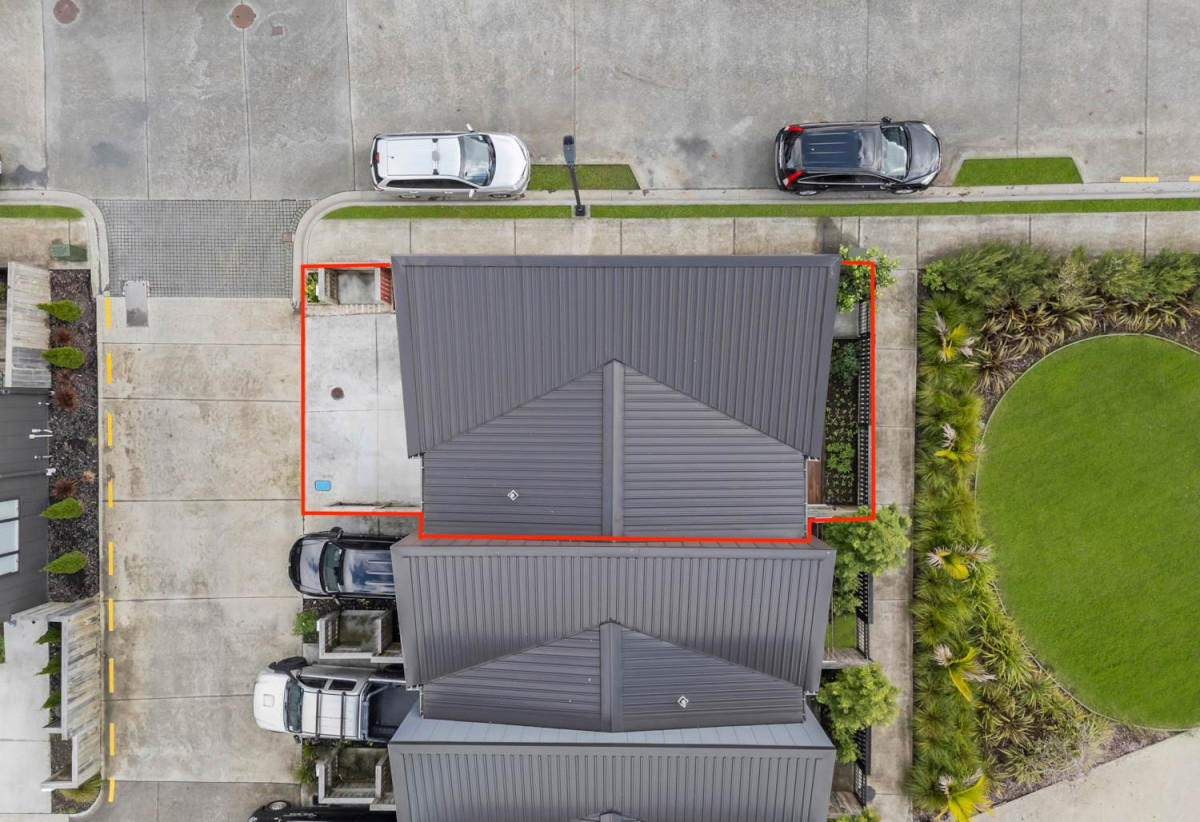 Vendor Has Moved On – Must Sell, 3 beds 2.5 baths townhouse with 2 car parks, close to Manukau shopping centre, 0.5 km to Wiri Central School, 32 Waipuhinui Way, Wiri, Auckland