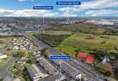 Vendor Has Moved On – Must Sell, 3 beds 2.5 baths townhouse with 2 car parks, close to Manukau shopping centre, 0.5 km to Wiri Central School, 32 Waipuhinui Way, Wiri, Auckland
