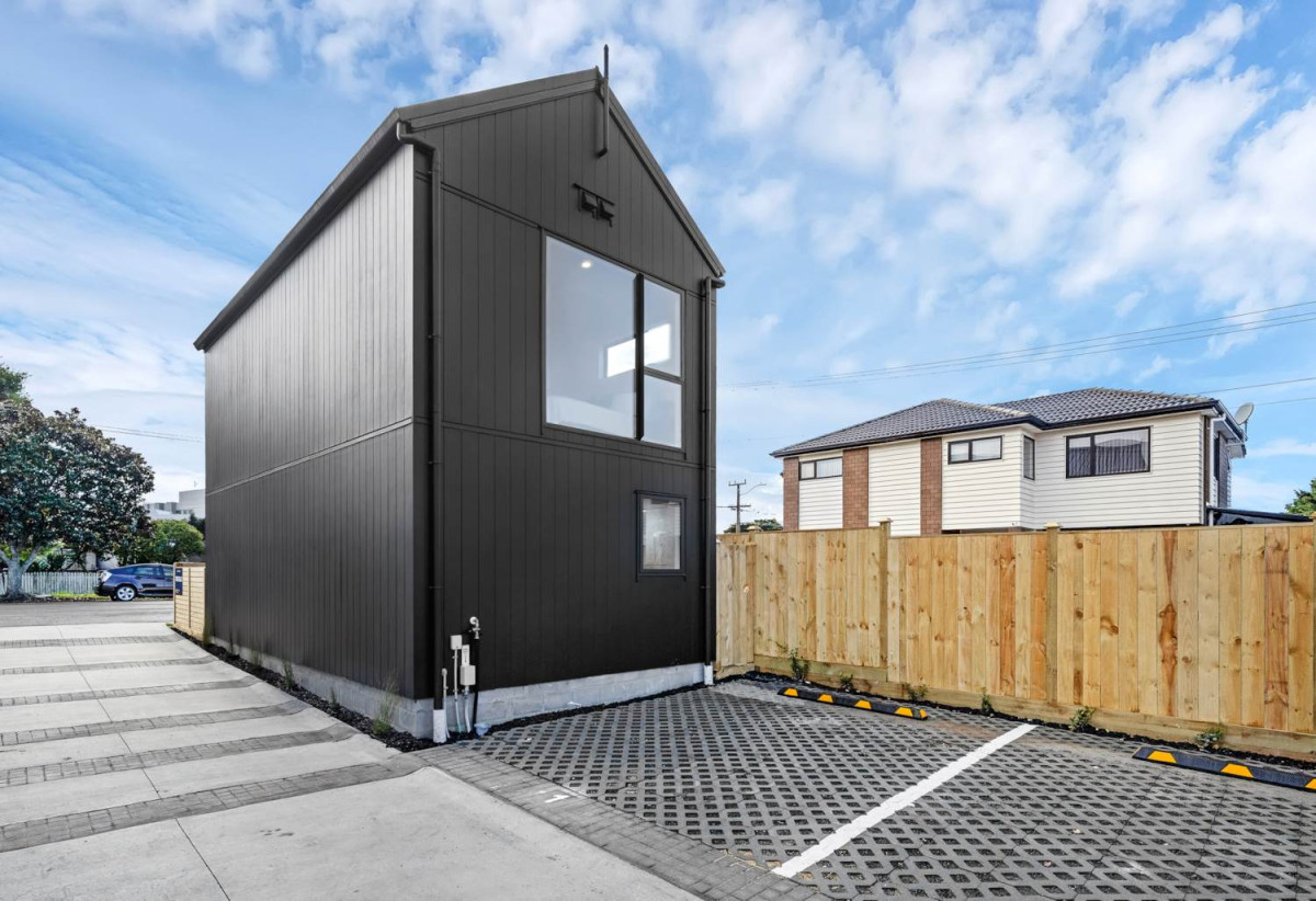 Brandnew standalone 2 beds (1 ensuite) 2.5 baths home with car park, just a short stroll from Middlemore Train Station. close to schools, shops, 0.7 km to Papatoetoe North School, Lot 1/103 Gray Avenue, Mangere East, Auckland