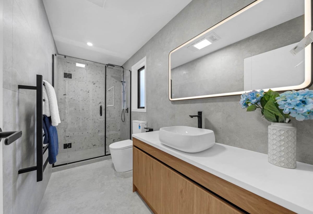 Mission Heights, 691m2 section, 2 Kitchens, 362m2 Brandnew 7 beds (5 ensuites) 6.5 baths house with double garage and 2 beds 1 bath granny, close to schools, shopping centres, parks, 0.7 km to Mission Heights Junior College, 0.8 km to Mission Heights Primary School, 1.7 km to Ormiston Senior College, 35 Hing Street, Flat Bush, Auckland
