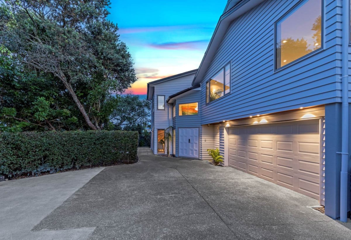 Double Westlake school zone, 520m2 section, 5 beds 4.5 baths house with double garage, 3 expansive family rooms, close to schools, shops, supermarkets, motorway access, 0.3 km to Forrest Hill School, 0.7 km to Westlake Boys’ High School, 1.3 km to Westlake Girls’ High School, 117A Forrest Hill Road, Forrest Hill, Auckland