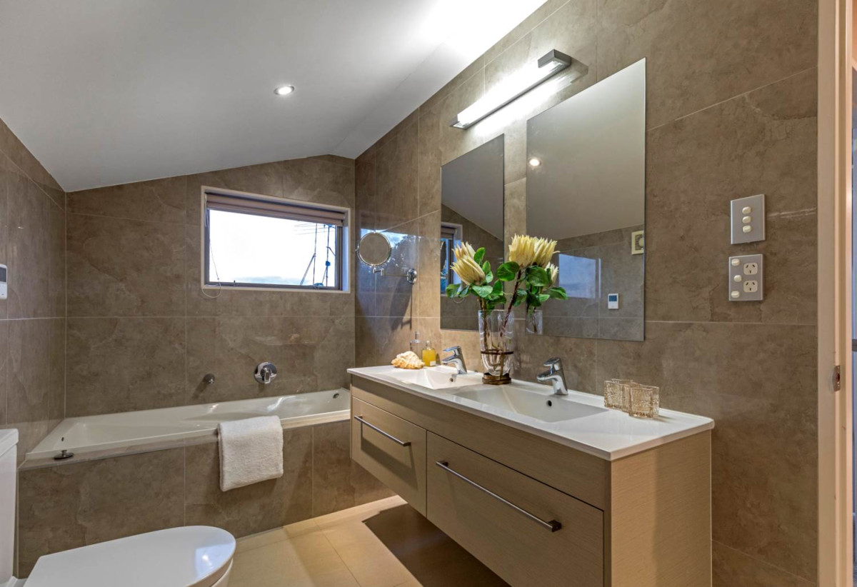 Double Westlake school zone, 520m2 section, 5 beds 4.5 baths house with double garage, 3 expansive family rooms, close to schools, shops, supermarkets, motorway access, 0.3 km to Forrest Hill School, 0.7 km to Westlake Boys’ High School, 1.3 km to Westlake Girls’ High School, 117A Forrest Hill Road, Forrest Hill, Auckland