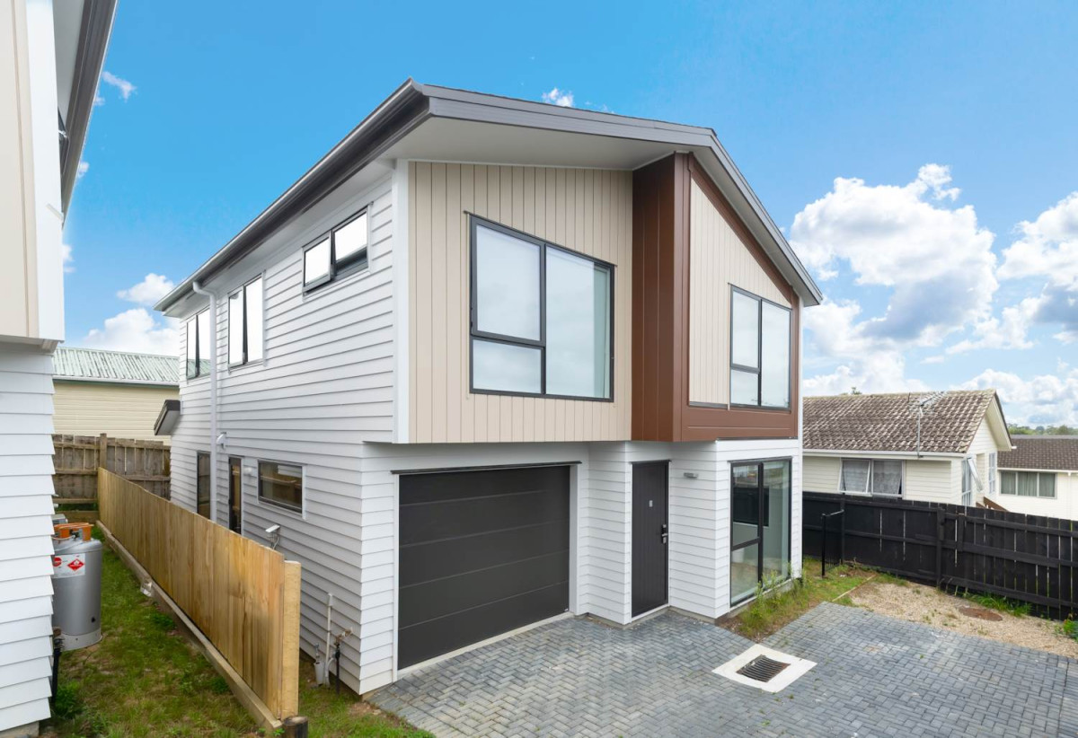 Brandnew standalone 4 beds 3 baths home with garage, close to WestCity Shopping Centre, Universal Drive retail precinct, local schools, 0.8 km to Waitakere College, 86D Harrington Road, Henderson, Auckland
