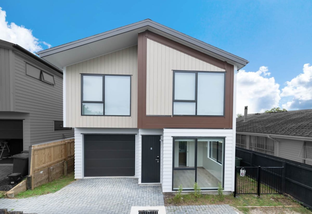 Brandnew standalone 4 beds 3 baths home with garage, close to WestCity Shopping Centre, Universal Drive retail precinct, local schools, 0.8 km to Waitakere College, 86D Harrington Road, Henderson, Auckland