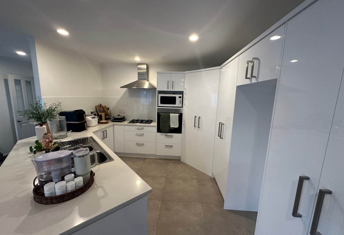 For rent, within a few minutes walk to Botany Downs Secondary College, Botany Town Centre, Renovated 4 beds 2 baths house with garage, available 17th June, 6 Magee Place, East Tamaki Heights, Auckland
