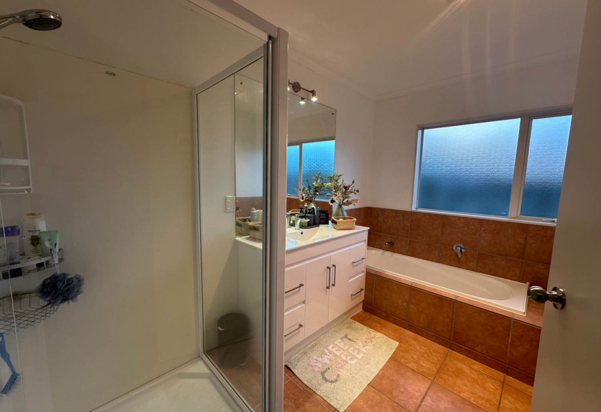 For rent, within a few minutes walk to Botany Downs Secondary College, Botany Town Centre, Renovated 4 beds 2 baths house with garage, available 17th June, 6 Magee Place, East Tamaki Heights, Auckland