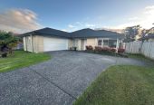 For rent, within a few minutes walk to Botany Downs Secondary College, Botany Town Centre, Renovated 4 beds 2 baths house with garage, available 17th June, 6 Magee Place, East Tamaki Heights, Auckland