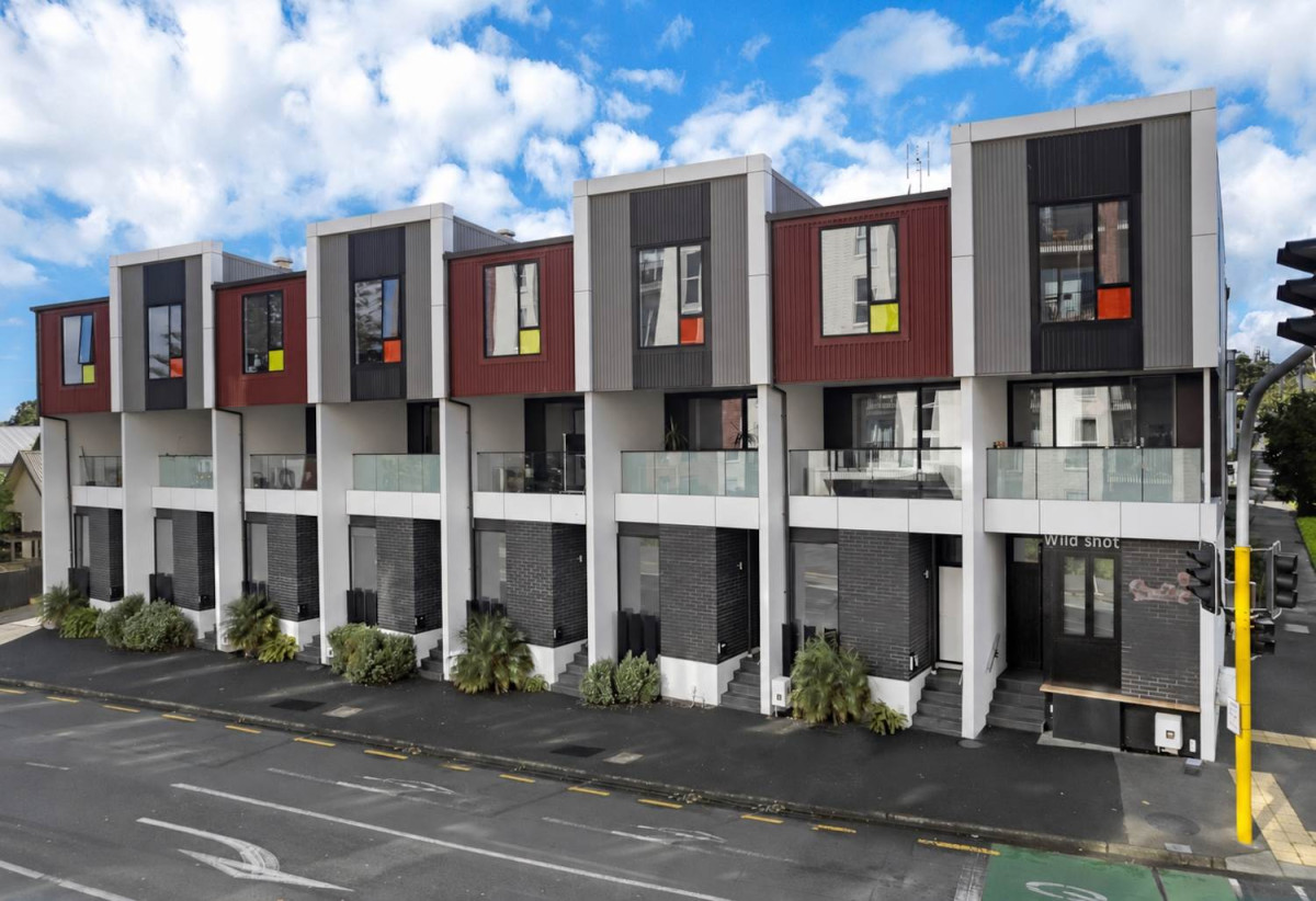 3 beds 3 baths home with car park, 0.4 km to Avondale Intermediate and Avondale Primary School (Auckland), 0.5 km to Avondale College, 1816 Great North Road, Avondale, Auckland