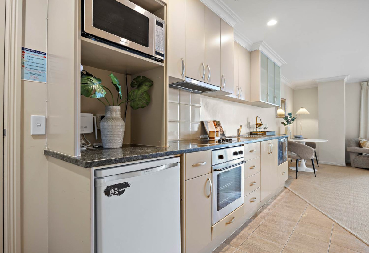 Vendors relocating, Double Grammar school zone, 43m2 1 bed 1 bath studio apartment with car park, close to Parnell Village, the CBD, Auckland University, 0.8 km to Parnell School, 2.6 km to Auckland Grammar, 3.2 km to Epsom Girls’ Grammar School, 4L/118 Gladstone Road, Parnell, Auckland
