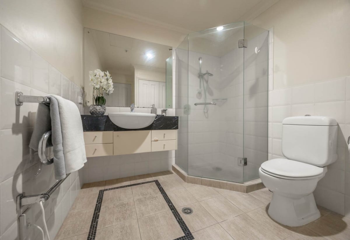 Vendors relocating, Double Grammar school zone, 43m2 1 bed 1 bath studio apartment with car park, close to Parnell Village, the CBD, Auckland University, 0.8 km to Parnell School, 2.6 km to Auckland Grammar, 3.2 km to Epsom Girls’ Grammar School, 4L/118 Gladstone Road, Parnell, Auckland