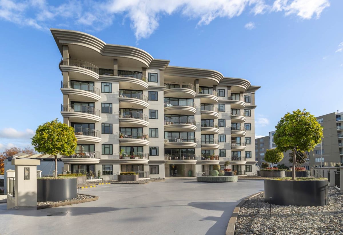Vendors relocating, Double Grammar school zone, 43m2 1 bed 1 bath studio apartment with car park, close to Parnell Village, the CBD, Auckland University, 0.8 km to Parnell School, 2.6 km to Auckland Grammar, 3.2 km to Epsom Girls’ Grammar School, 4L/118 Gladstone Road, Parnell, Auckland