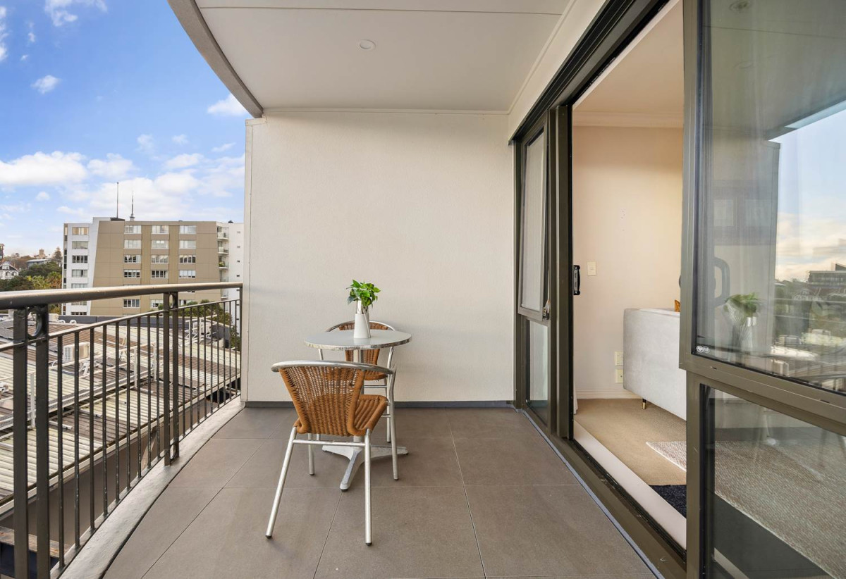 Vendors relocating, Double Grammar school zone, 43m2 1 bed 1 bath studio apartment with car park, close to Parnell Village, the CBD, Auckland University, 0.8 km to Parnell School, 2.6 km to Auckland Grammar, 3.2 km to Epsom Girls’ Grammar School, 4L/118 Gladstone Road, Parnell, Auckland