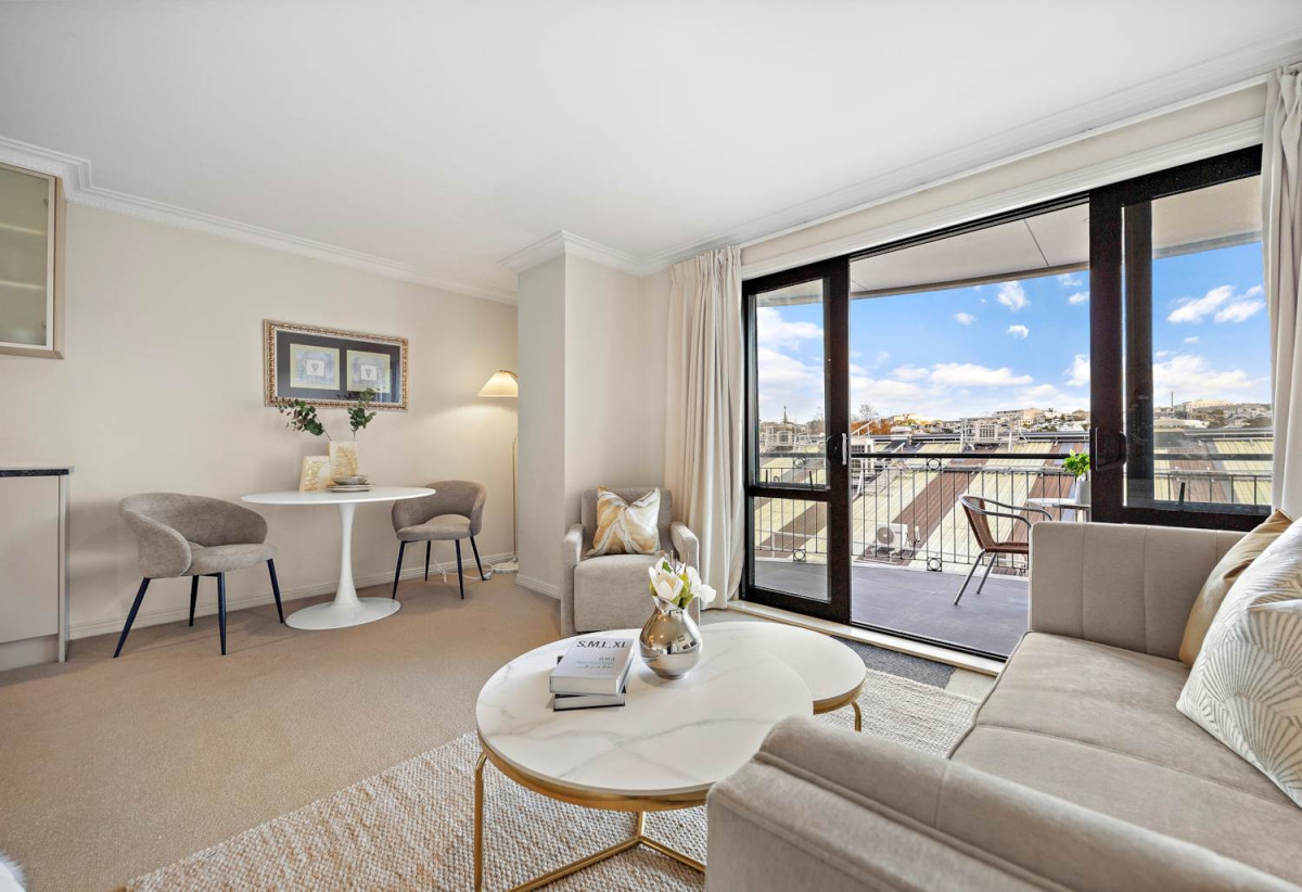 Vendors relocating, Double Grammar school zone, 43m2 1 bed 1 bath studio apartment with car park, close to Parnell Village, the CBD, Auckland University, 0.8 km to Parnell School, 2.6 km to Auckland Grammar, 3.2 km to Epsom Girls’ Grammar School, 4L/118 Gladstone Road, Parnell, Auckland