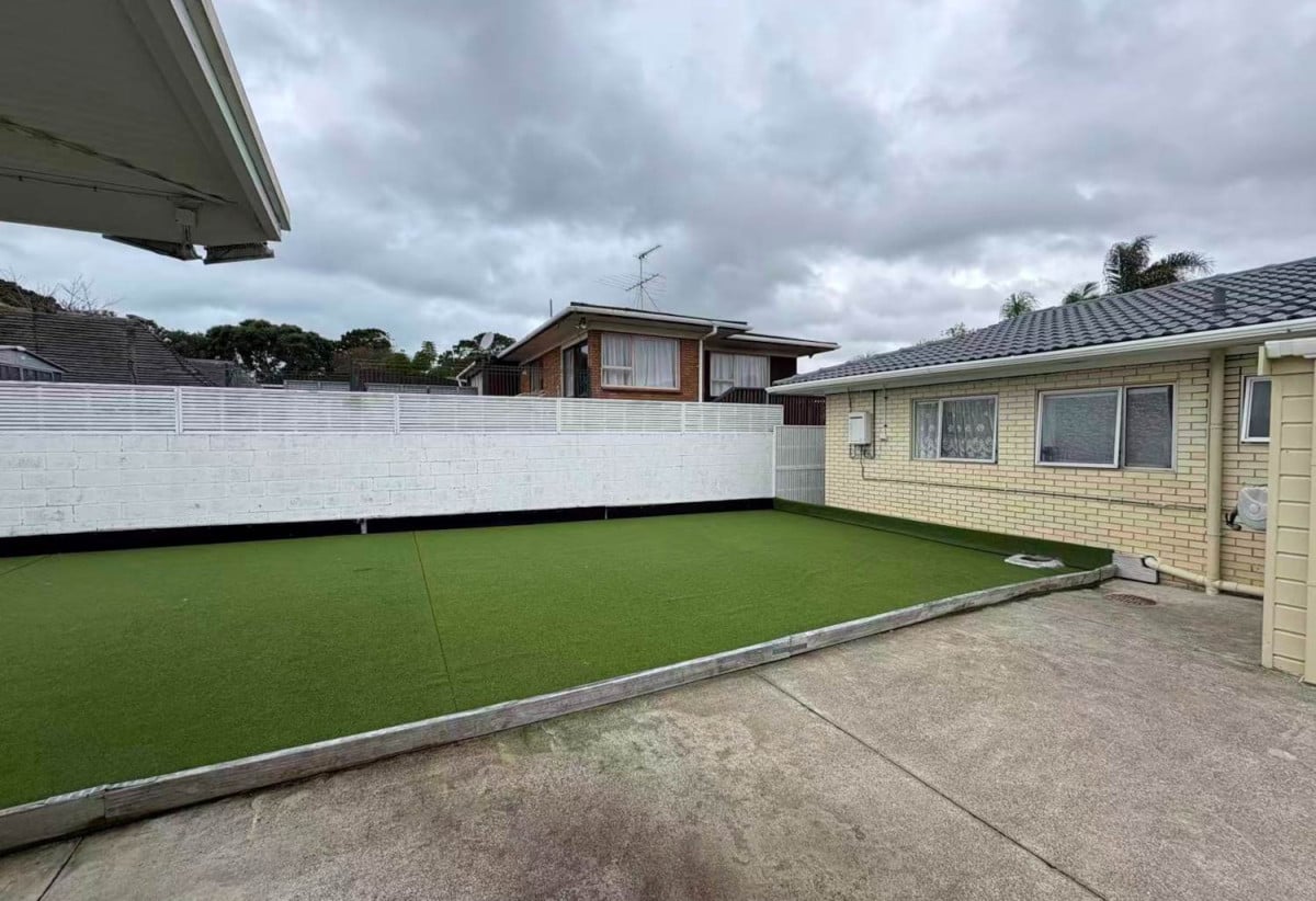 For rent, Macleans College zone, 3 beds 1 bath house with garage and carport, available 15th June, 44 Galsworthy Place, Bucklands Beach, Auckland