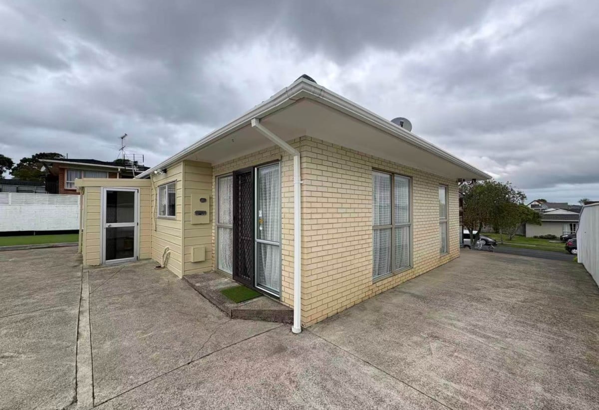 For rent, Macleans College zone, 3 beds 1 bath house with garage and carport, available 15th June, 44 Galsworthy Place, Bucklands Beach, Auckland