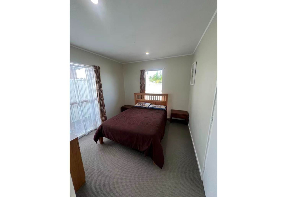For rent, Macleans College zone, 3 beds 1 bath house with garage and carport, available 15th June, 44 Galsworthy Place, Bucklands Beach, Auckland
