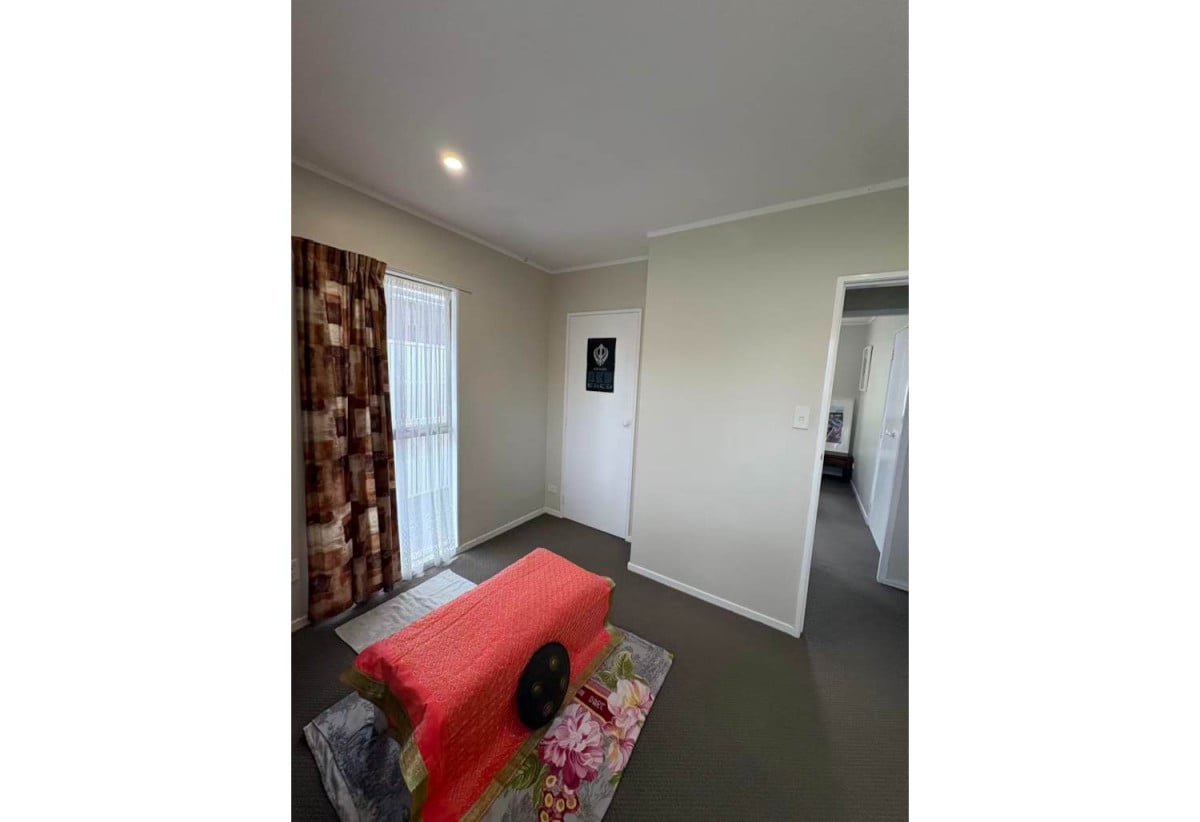 For rent, Macleans College zone, 3 beds 1 bath house with garage and carport, available 15th June, 44 Galsworthy Place, Bucklands Beach, Auckland