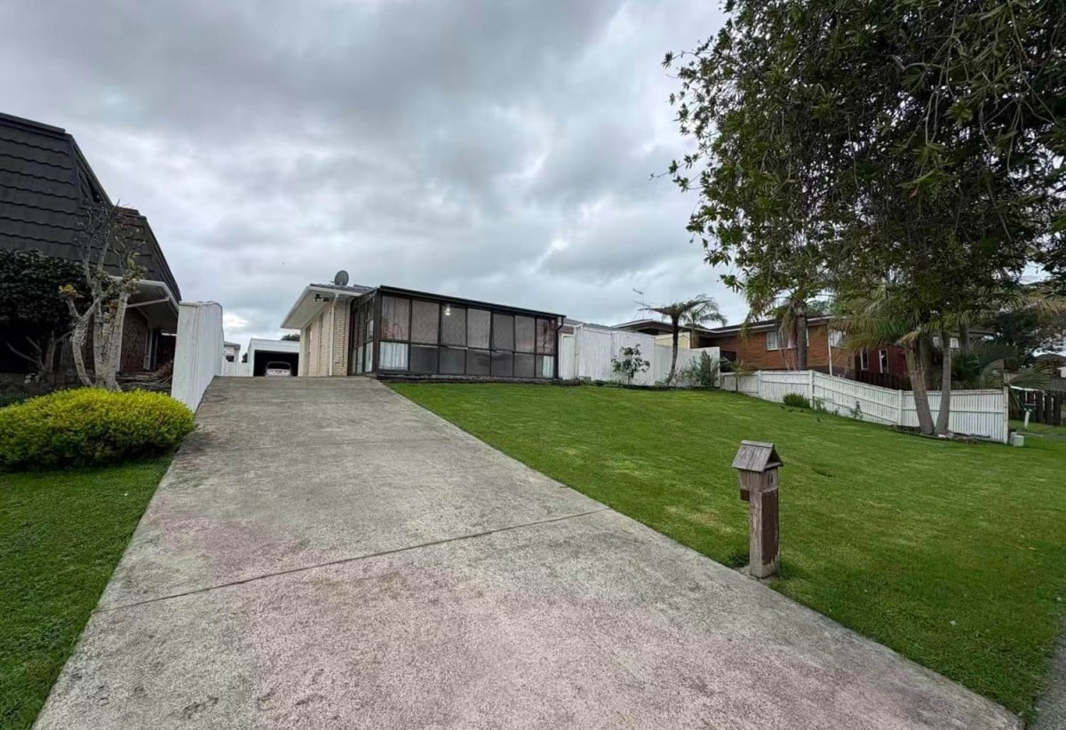For rent, Macleans College zone, 3 beds 1 bath house with garage and carport, available 15th June, 44 Galsworthy Place, Bucklands Beach, Auckland