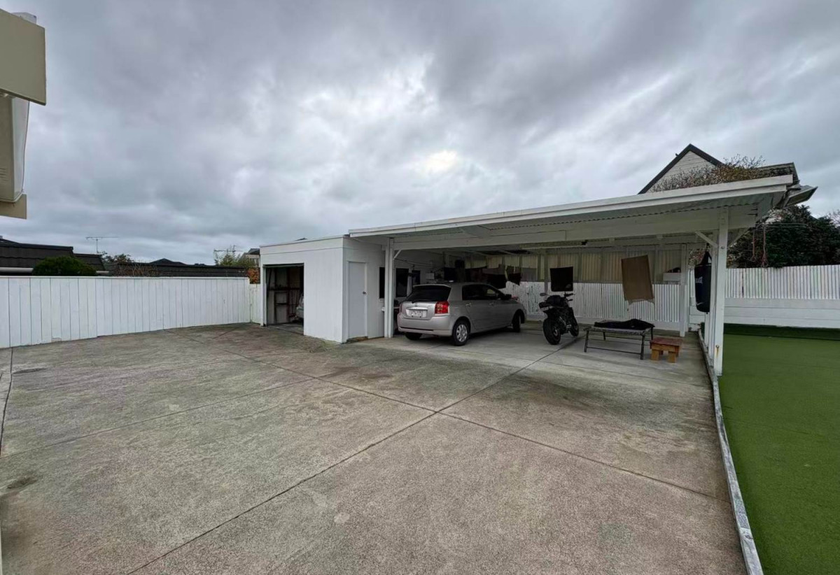 For rent, Macleans College zone, 3 beds 1 bath house with garage and carport, available 15th June, 44 Galsworthy Place, Bucklands Beach, Auckland