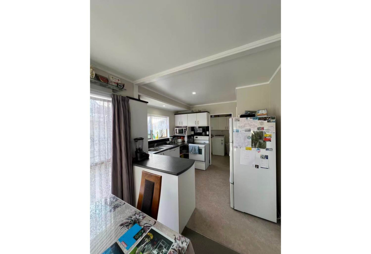 For rent, Macleans College zone, 3 beds 1 bath house with garage and carport, available 15th June, 44 Galsworthy Place, Bucklands Beach, Auckland